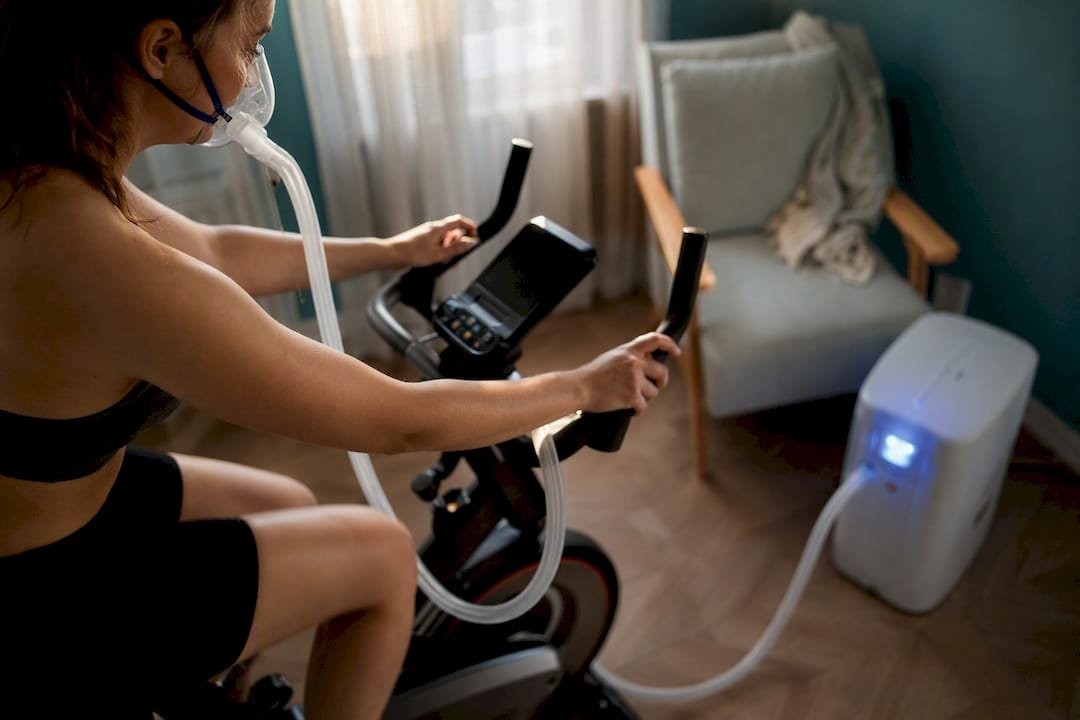 Legs cycling with oxygen mask for muscle recovery