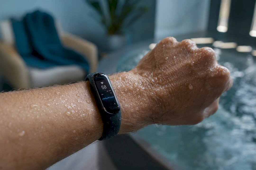 Heart rate monitor on wrist during cold exposure